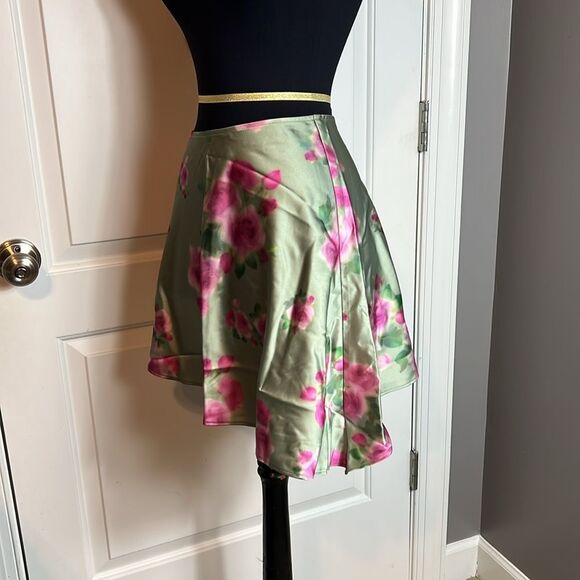 BNWT - WEWOREWHAT ASYMMETRICAL SLIP MINI SKIRT SAGE ROSES - Picture 3 of 6